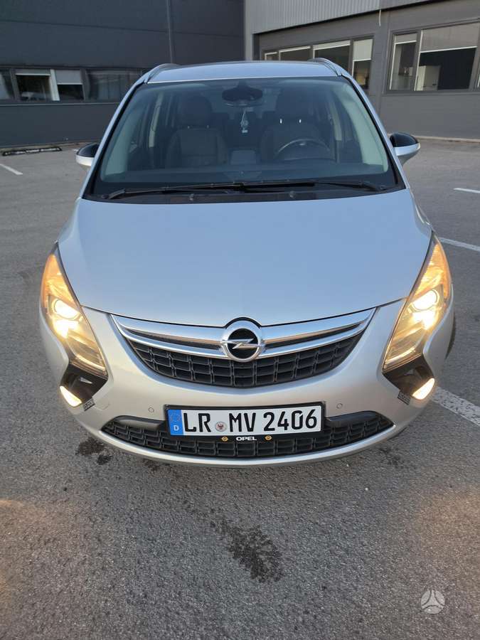 Opel Zafira 2015 — вигляд ззаду