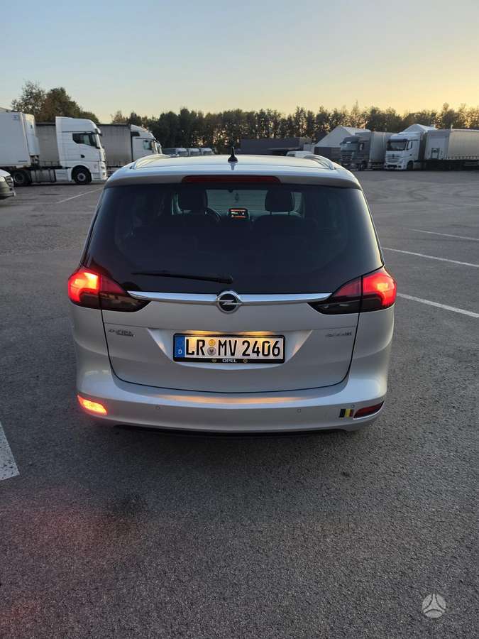 Opel Zafira 2015 — салон