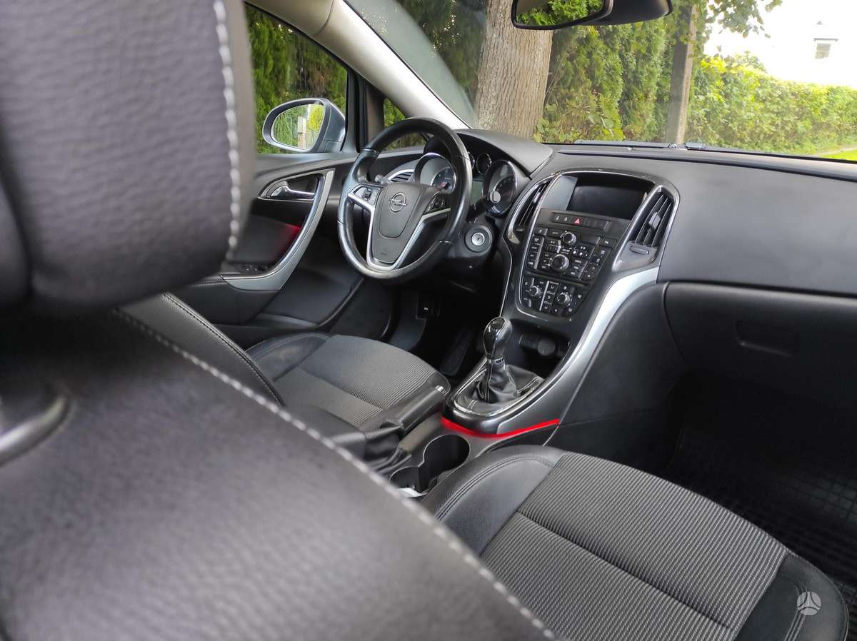 Opel Astra 2013 — photo 11
