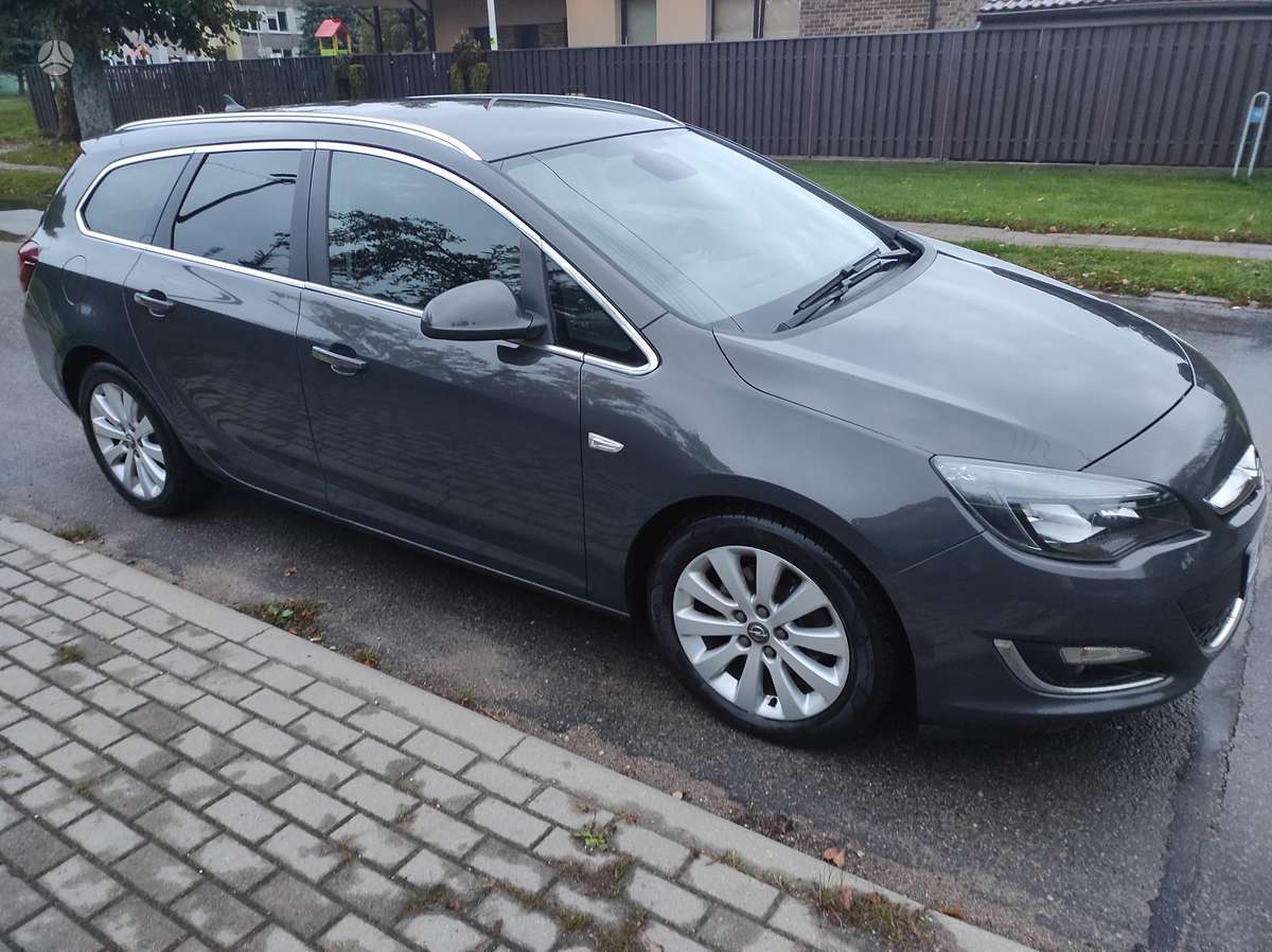 Opel Astra 2013 — rear view