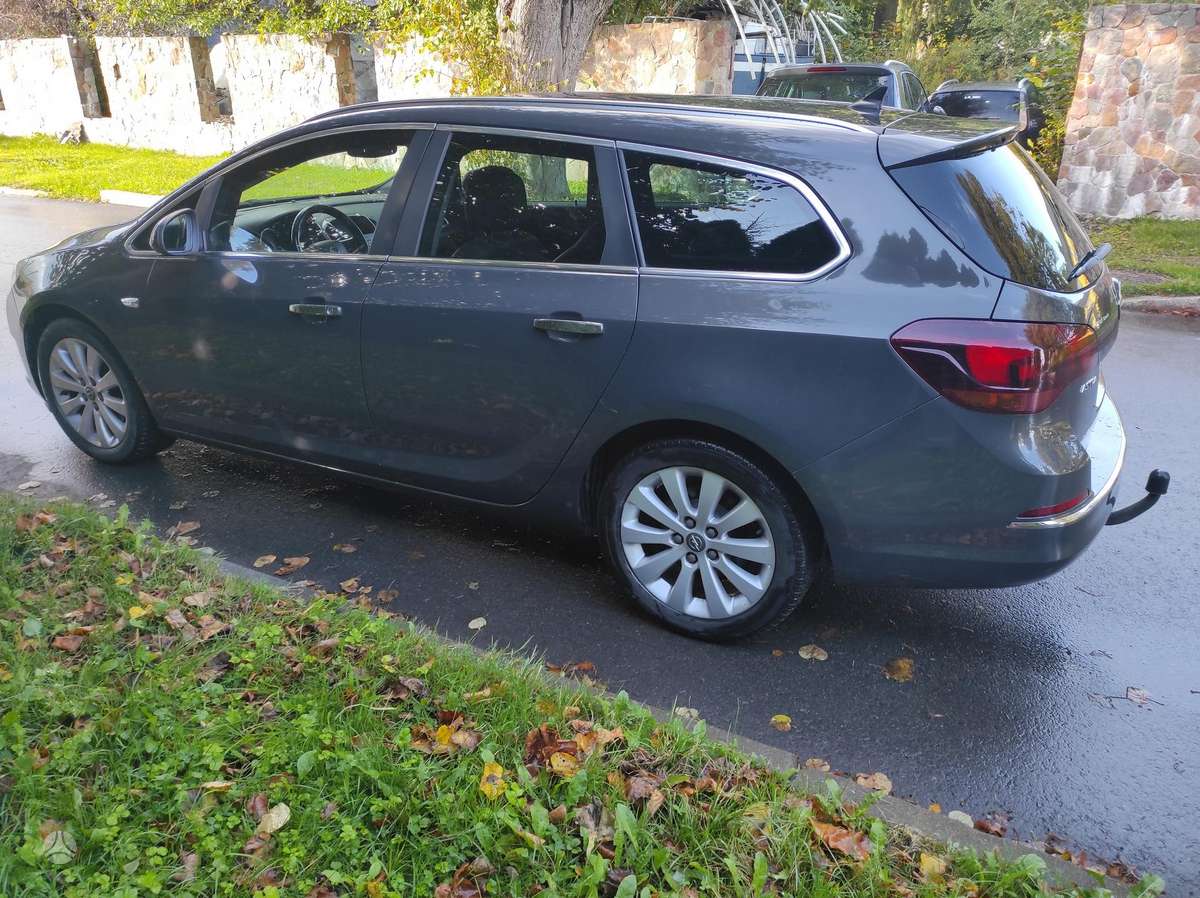 Opel Astra 2013 — interior