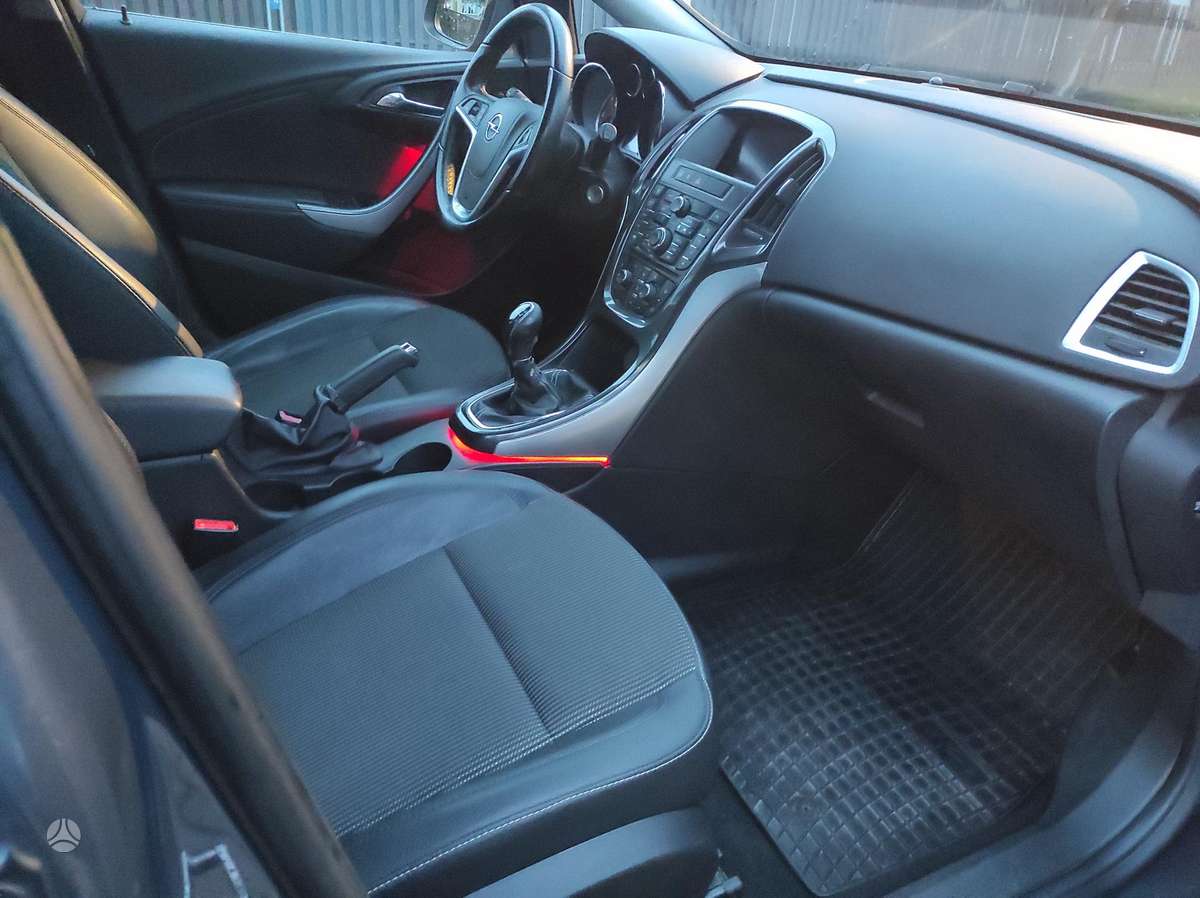 Opel Astra 2013 — photo 8