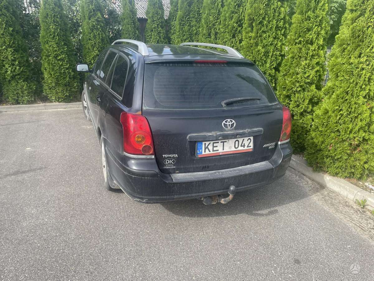 Toyota Avensis 2005 — вигляд ззаду