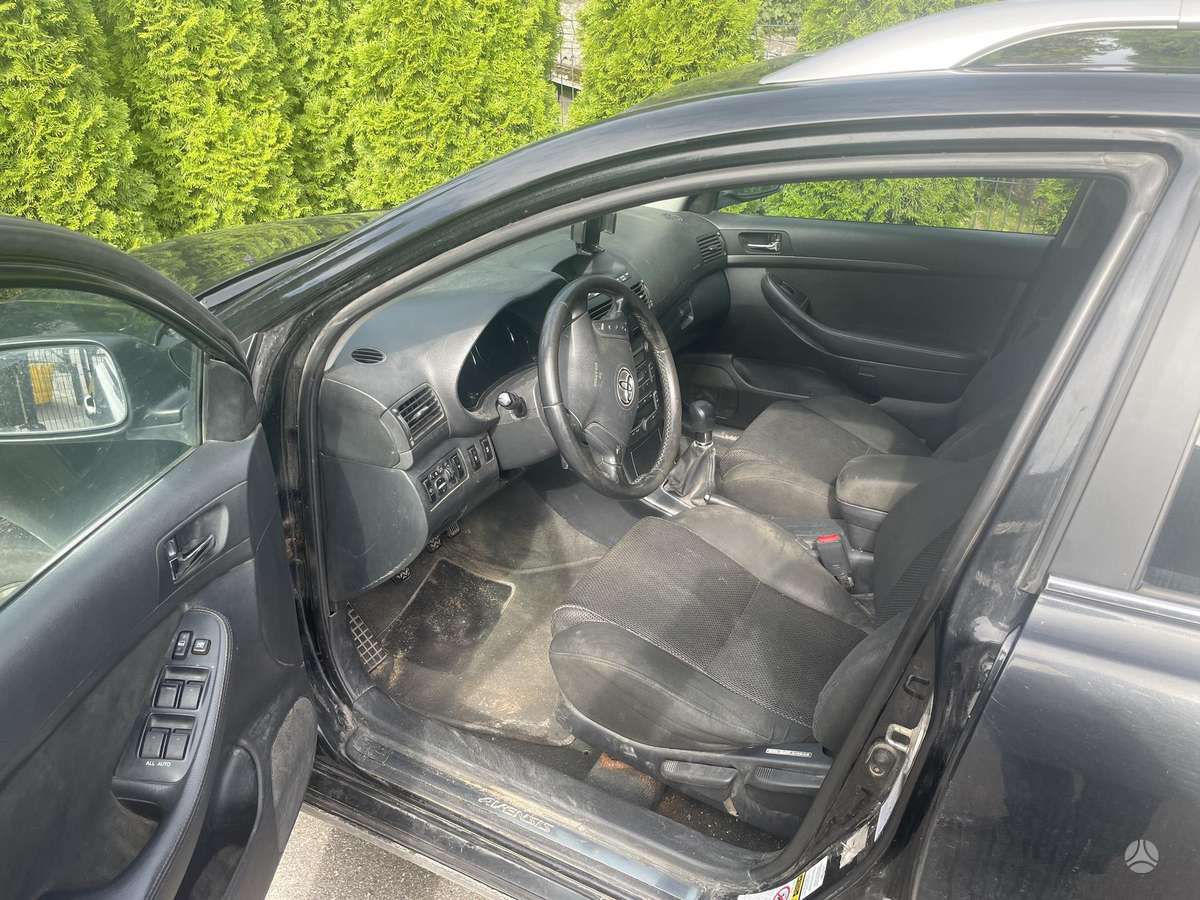 Toyota Avensis 2005 — салон