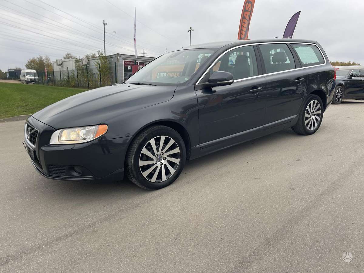 Volvo V70 2012 — вигляд ззаду