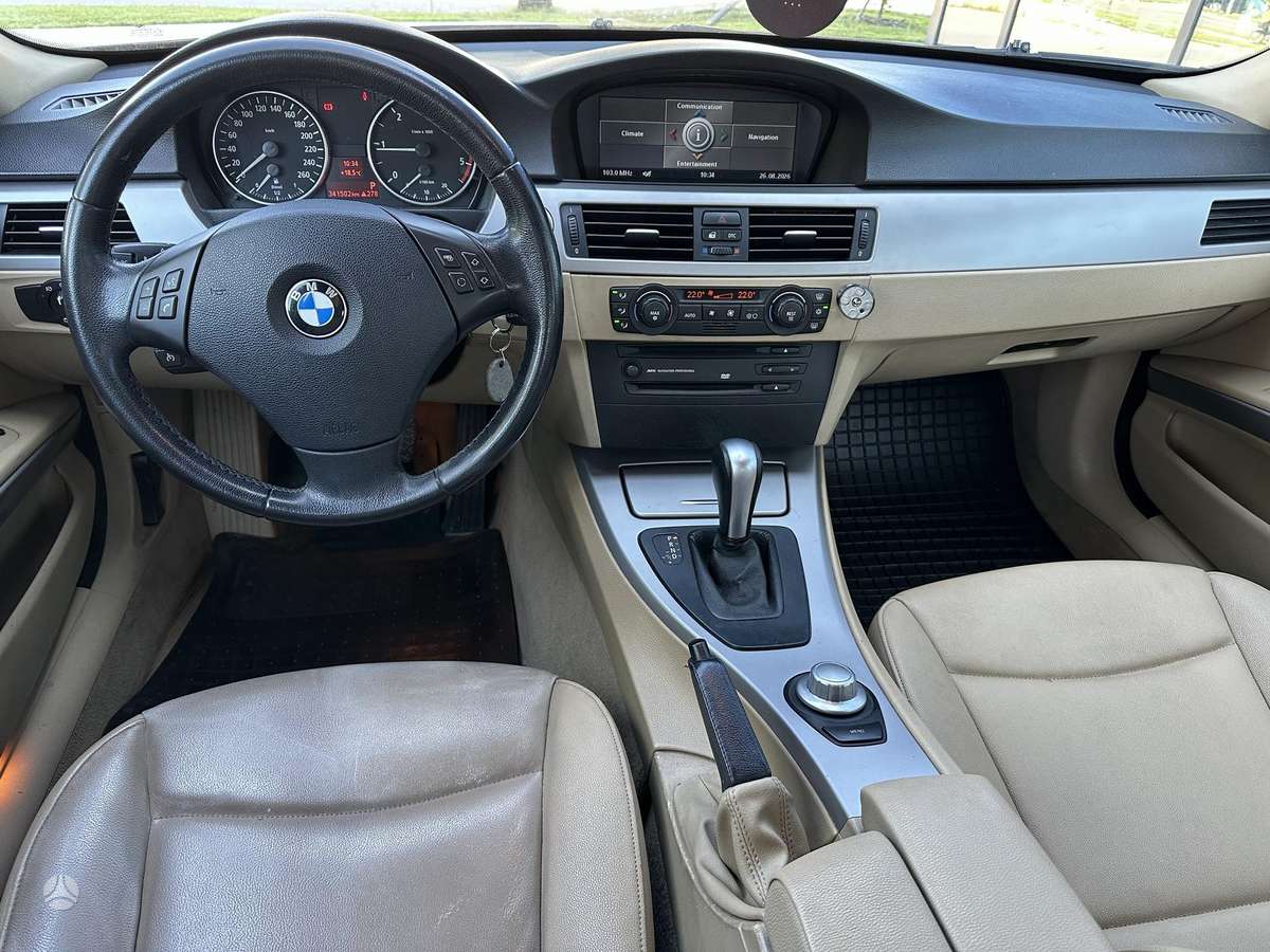 BMW 320 2006 — салон