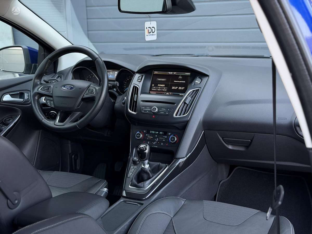 Ford Focus 2015 — вигляд ззаду