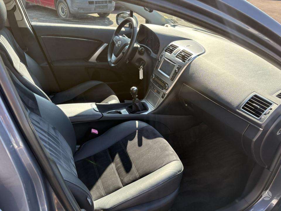 Toyota Avensis 2015 — фото 9