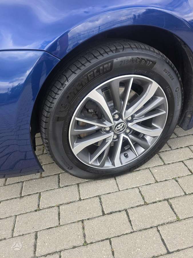 Toyota Avensis 2015 — rear view