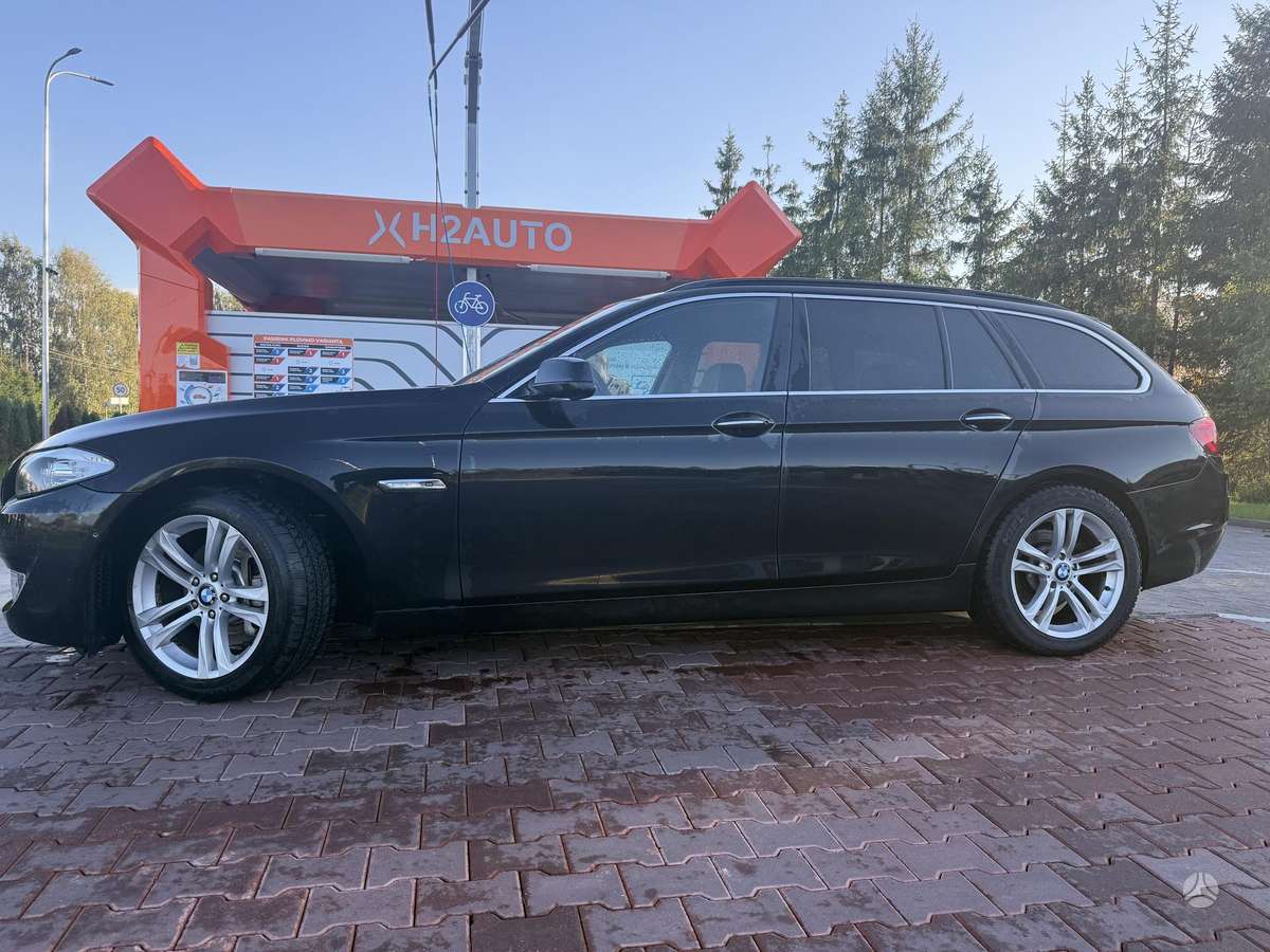 BMW 525 2011 — rear view