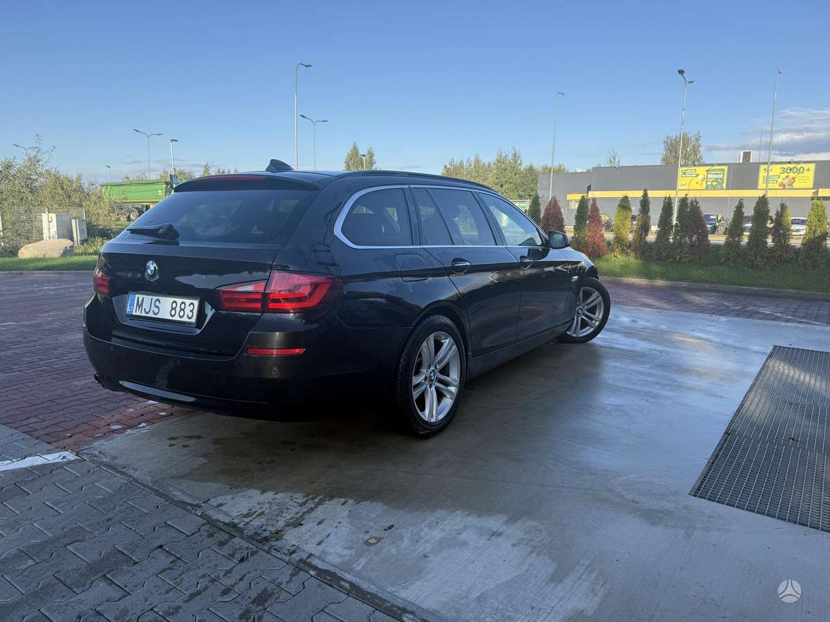 BMW 525 2011 — interior