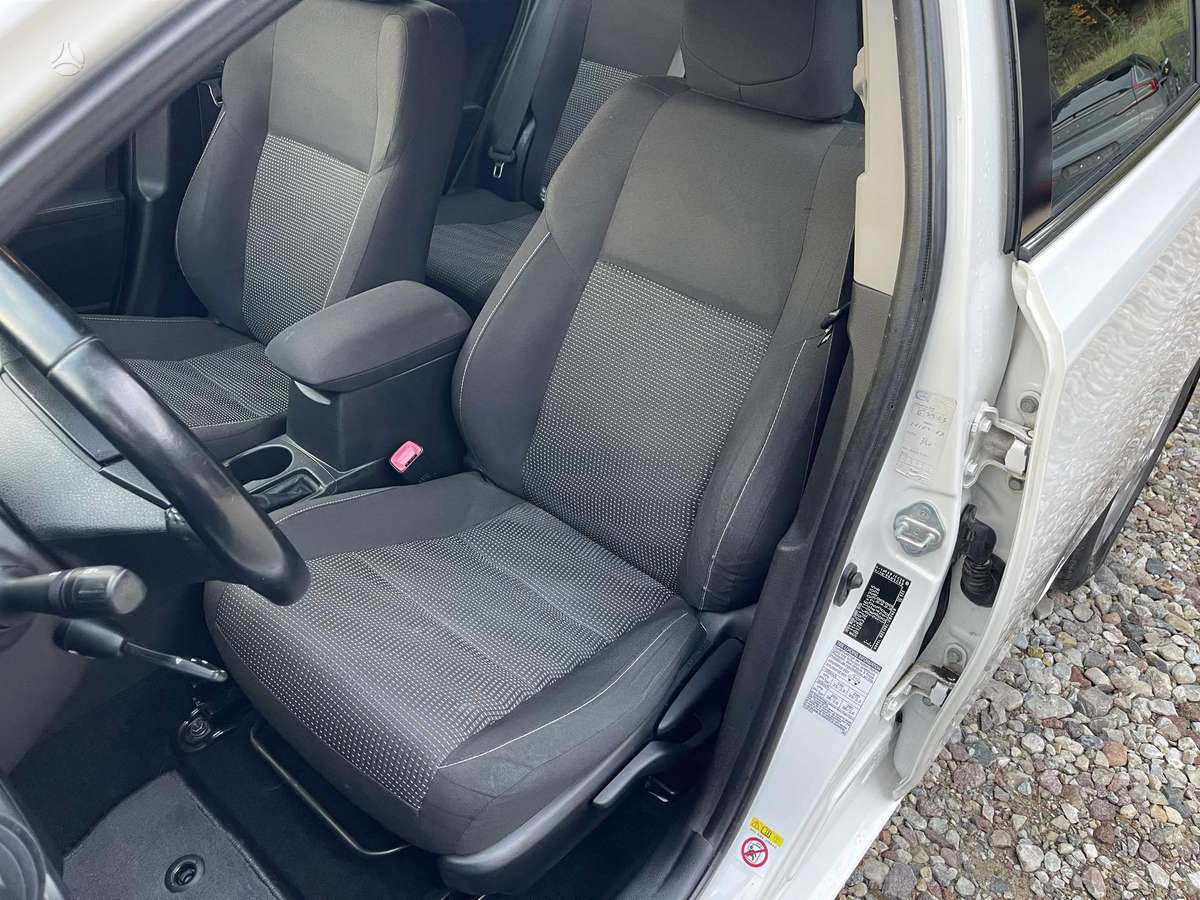 Toyota Auris 2014 — photo 13