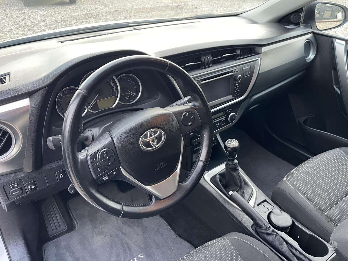 Toyota Auris 2014 — photo 16