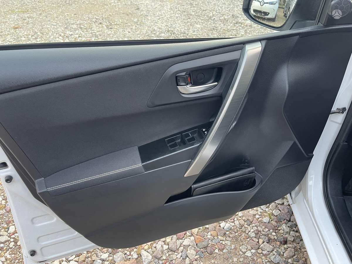 Toyota Auris 2014 — photo 17