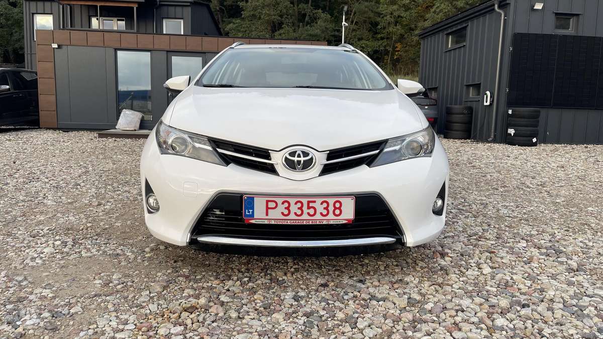 Toyota Auris 2014 — rear view