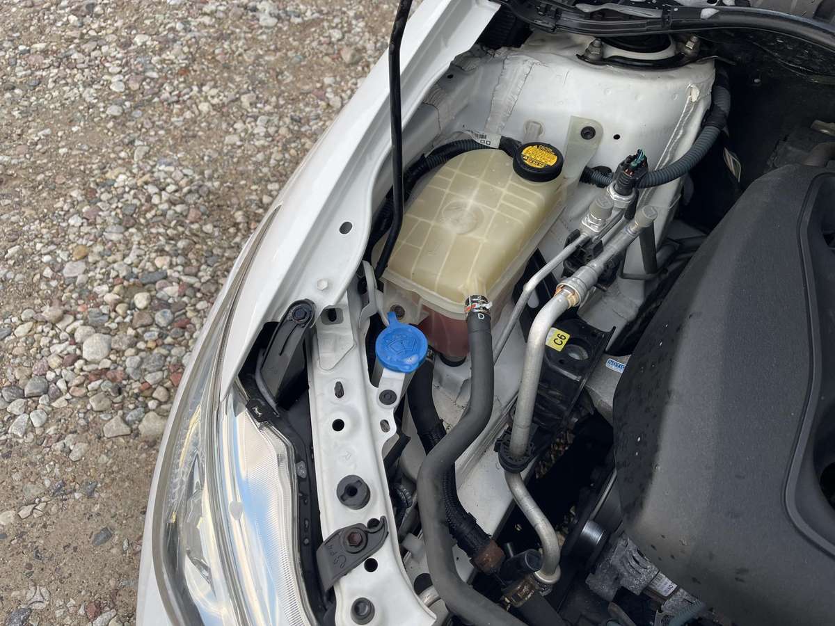 Toyota Auris 2014 — photo 28