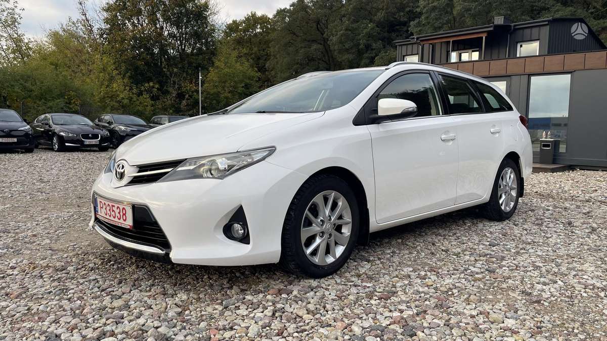 Toyota Auris 2014 — interior