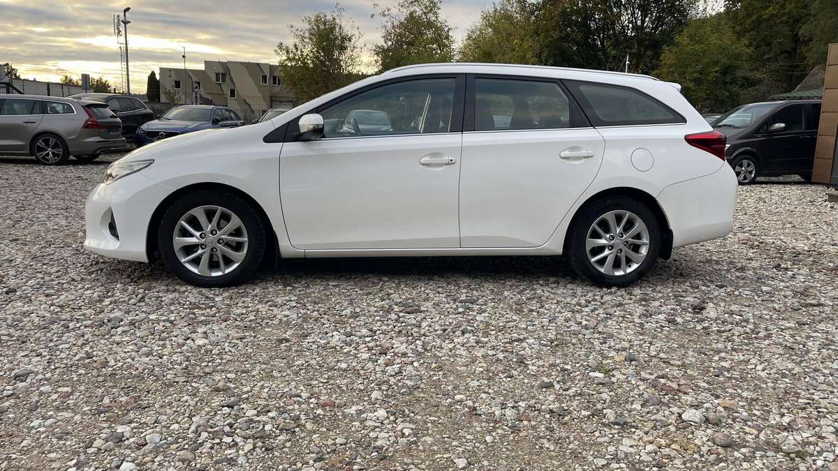 Toyota Auris 2014 — engine 1364 cm³, 90 HP (66kW)