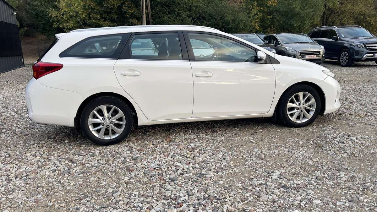 Toyota Auris 2014 — photo 8