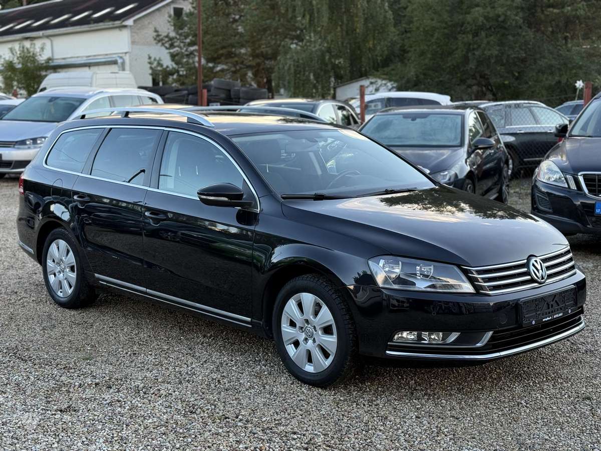 Volkswagen Passat 2012 — rear view