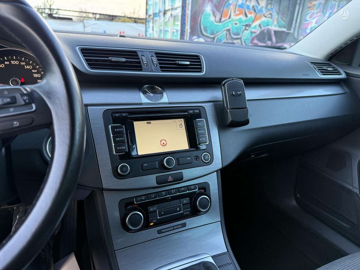 Volkswagen Passat 2012 — photo 8