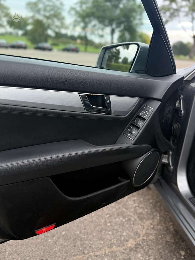 Mercedes-Benz C250 2009 — photo 12