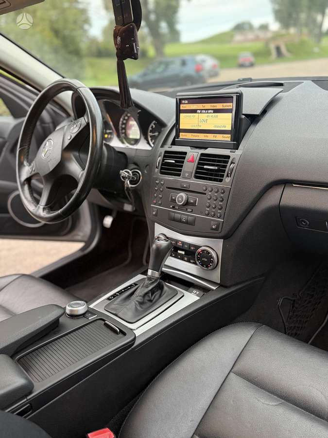 Mercedes-Benz C250 2009 — photo 26