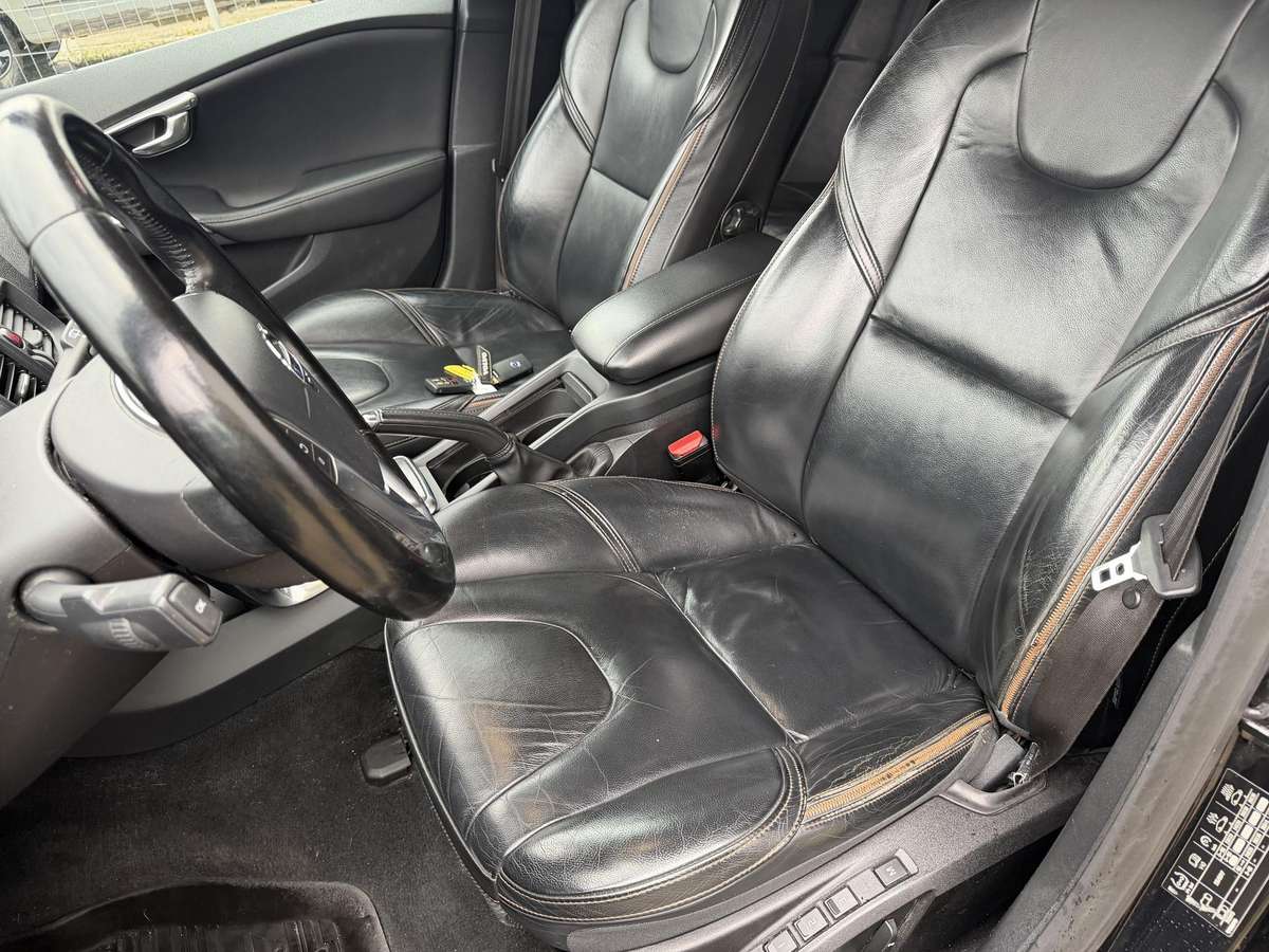 Volvo V40 2013 — photo 10