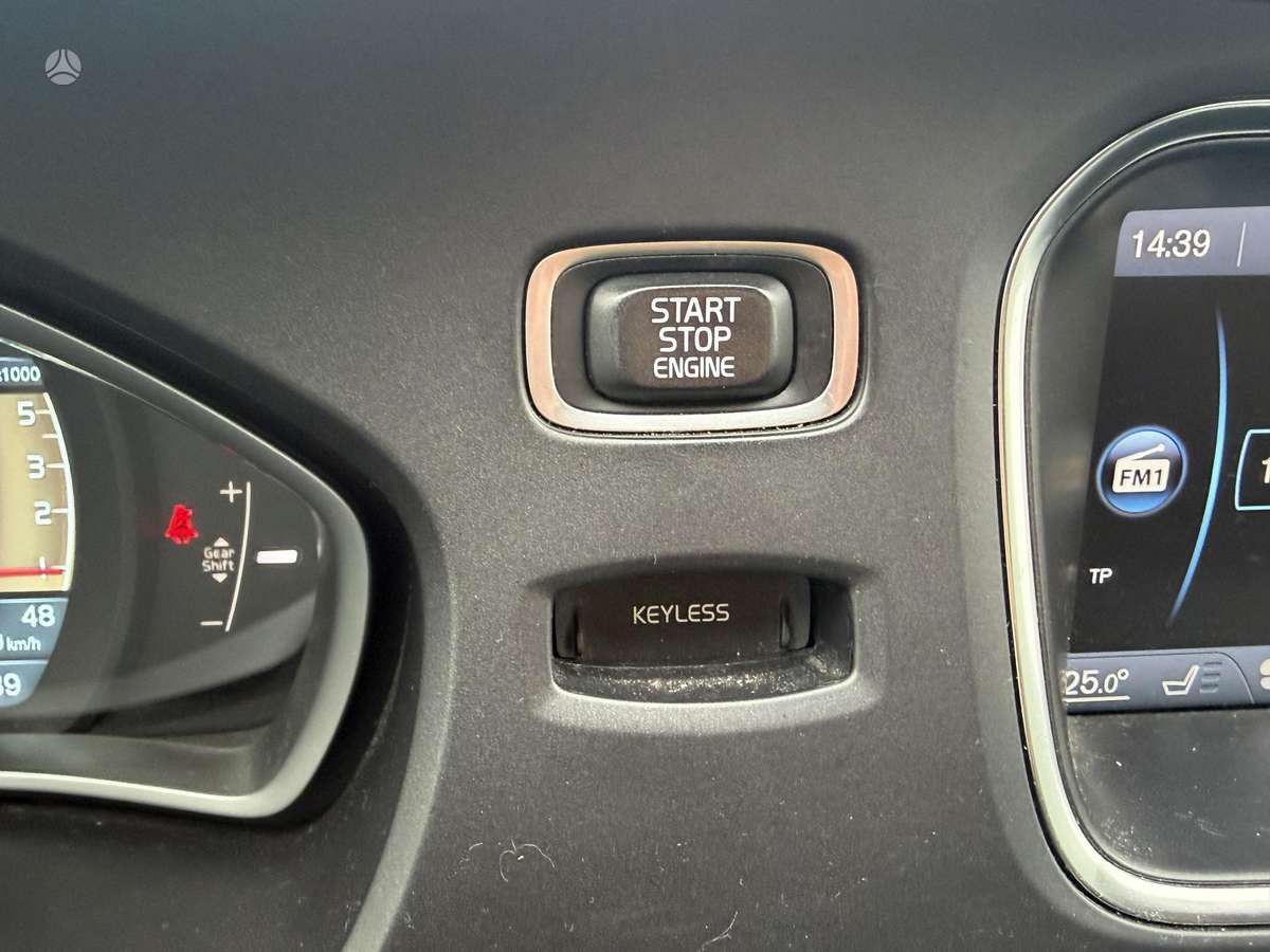 Volvo V40 2013 — photo 16