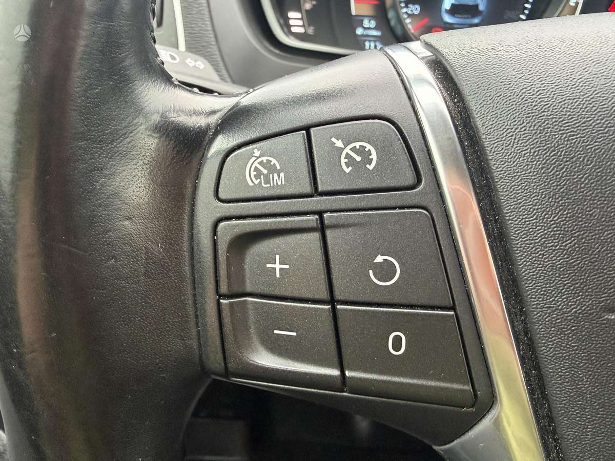 Volvo V40 2013 — photo 17