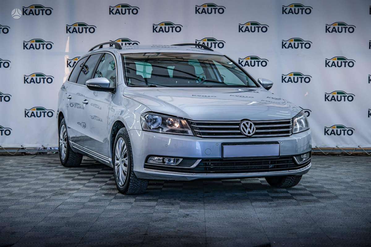 Volkswagen Passat 2013 — rear view