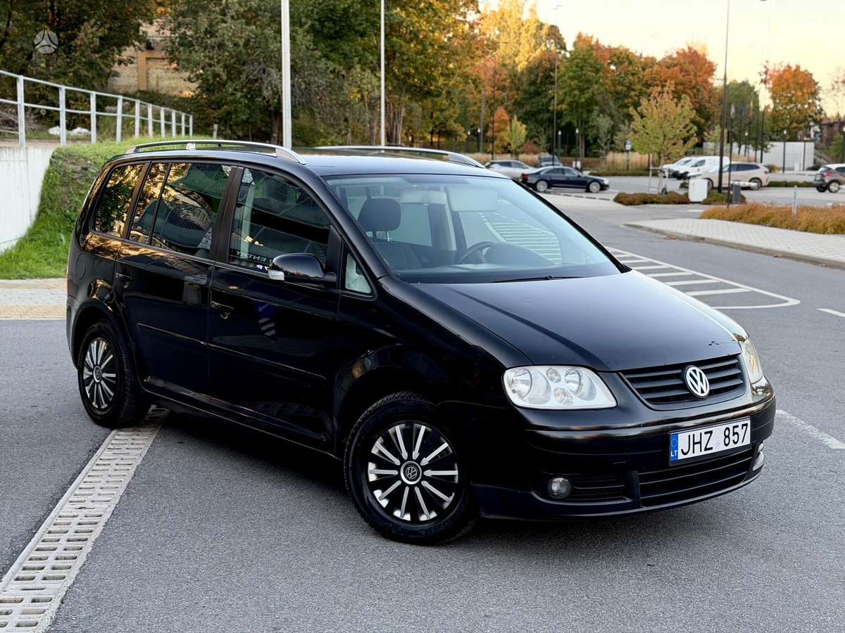 Volkswagen Touran 2006 — вигляд ззаду