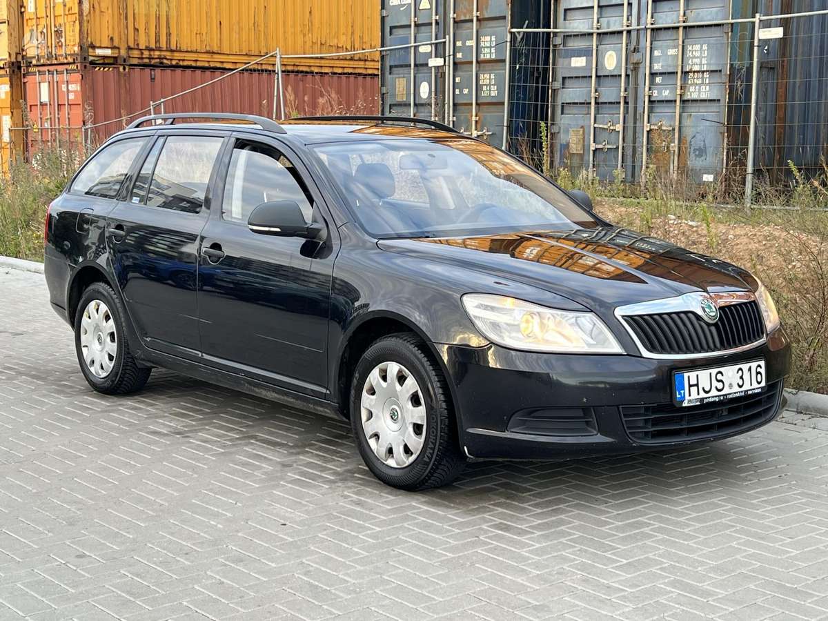 Skoda Octavia 2012 — rear view