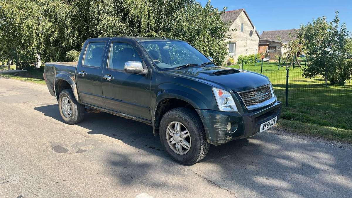 Isuzu Rodeo 2011 — rear view