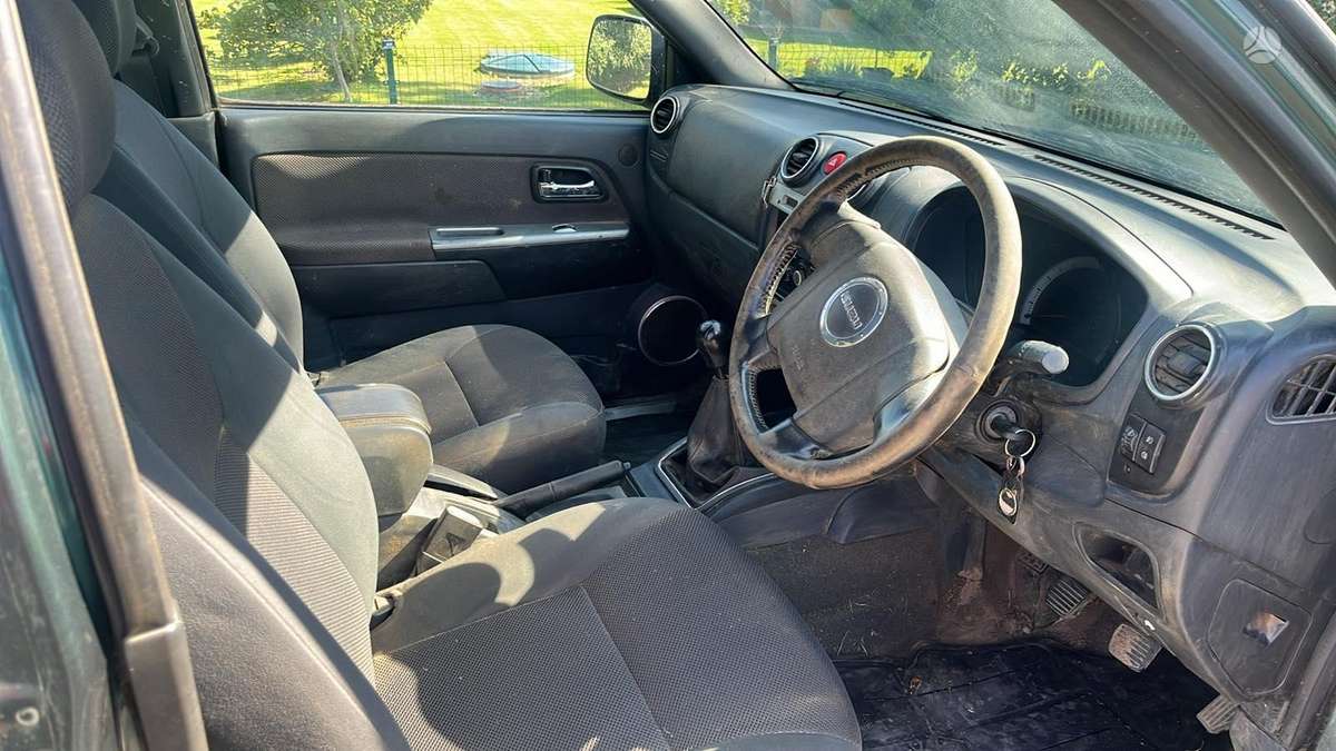 Isuzu Rodeo 2011 — photo 8