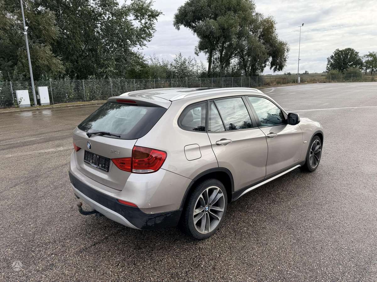 BMW X1 2010 — салон