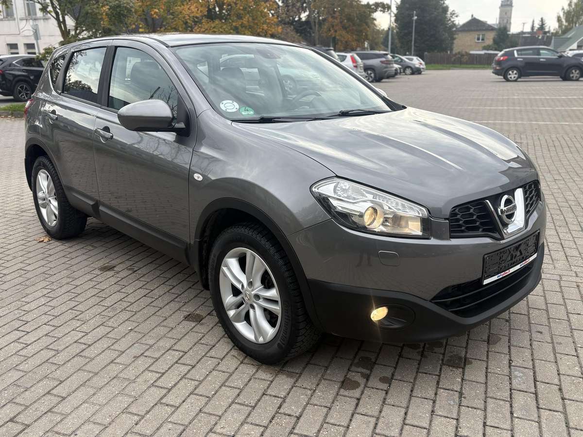 Nissan Qashqai 2011 — rear view