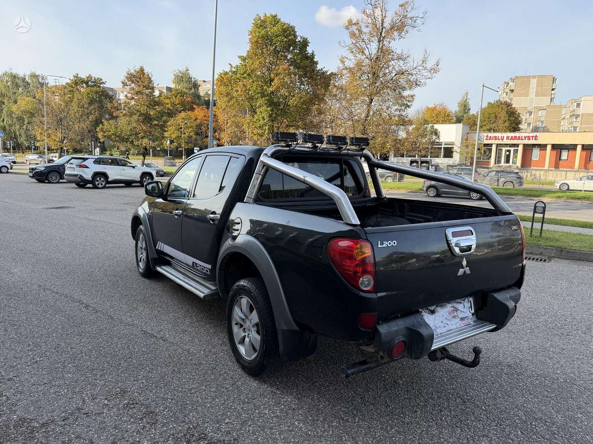 Mitsubishi L200 2007 — салон