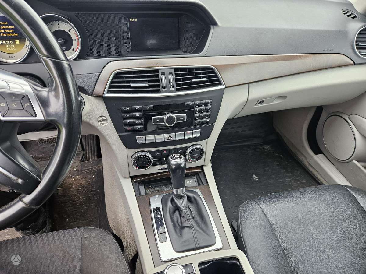 Mercedes-Benz C180 2012 — photo 10