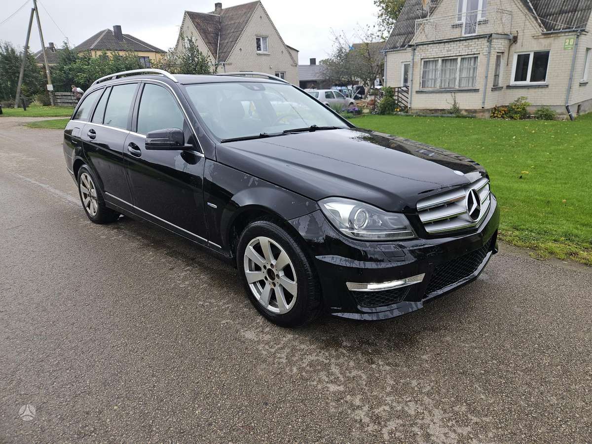Mercedes-Benz C180 2012 — interior