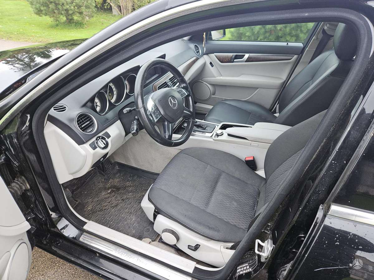 Mercedes-Benz C180 2012 — photo 9