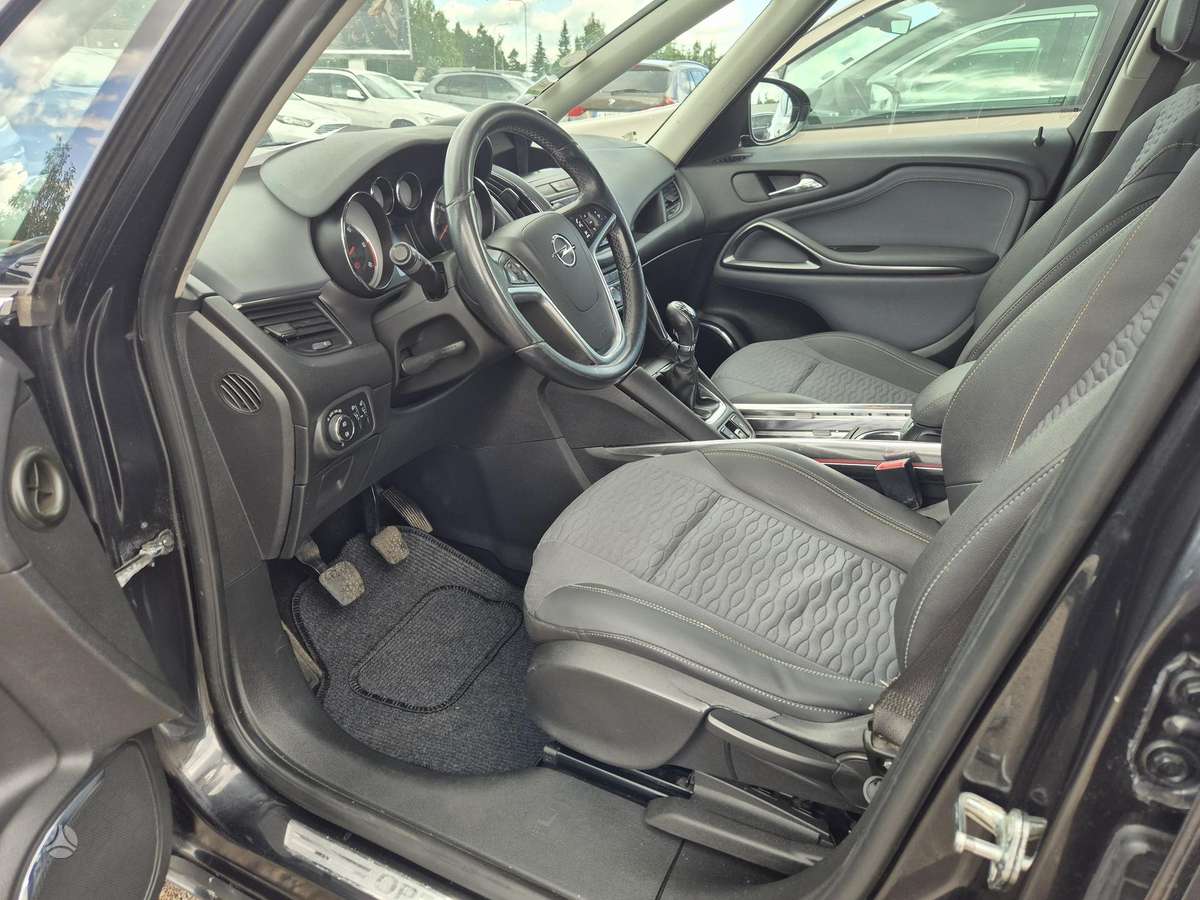 Opel Zafira 2012 — photo 11