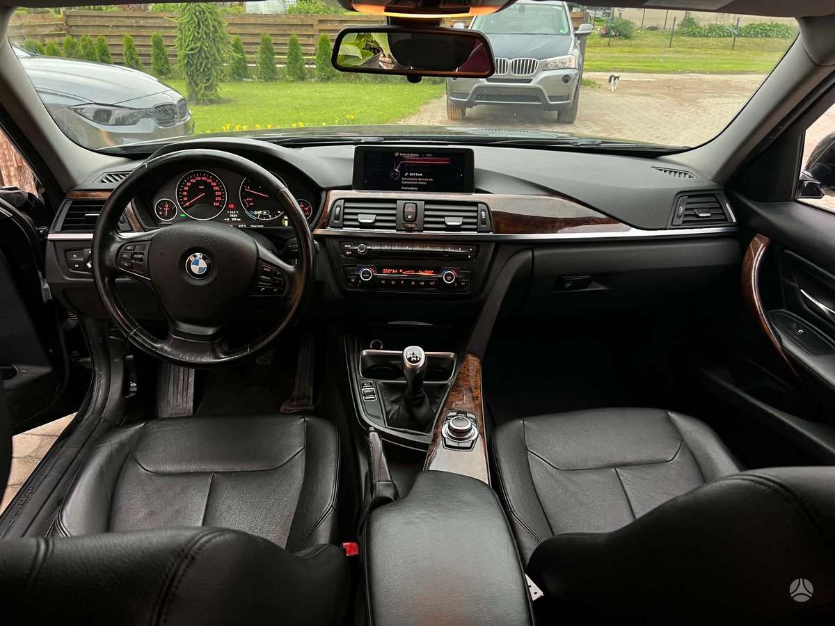 BMW 318 2012 — rear view