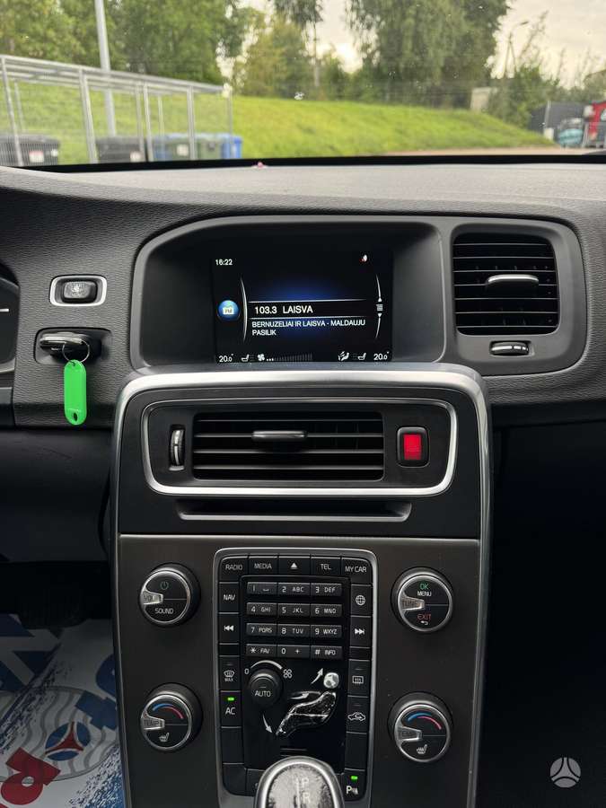 Volvo V60 2014 — photo 12