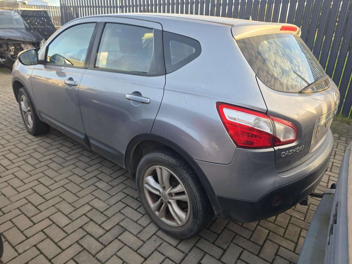 Nissan Qashqai 2010 — салон