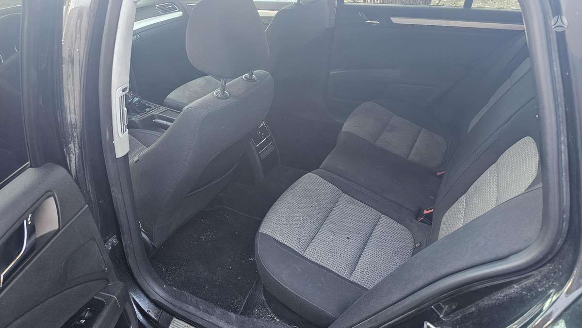 Skoda Superb 2011 — interior