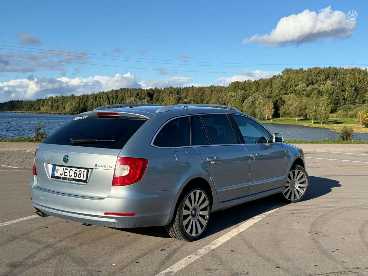 Skoda Superb 2011 — rear view