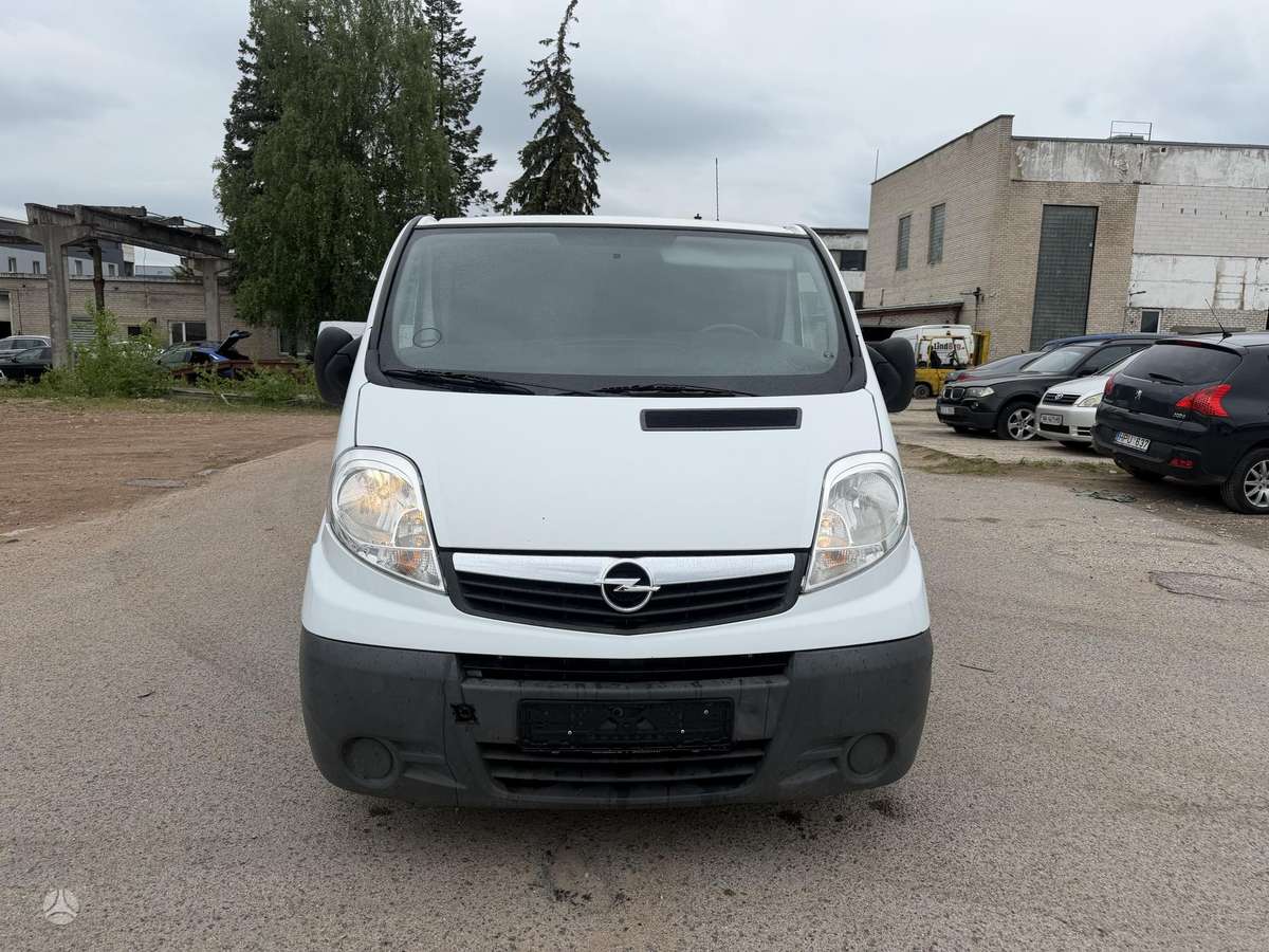 Opel Vivaro 2011 — салон