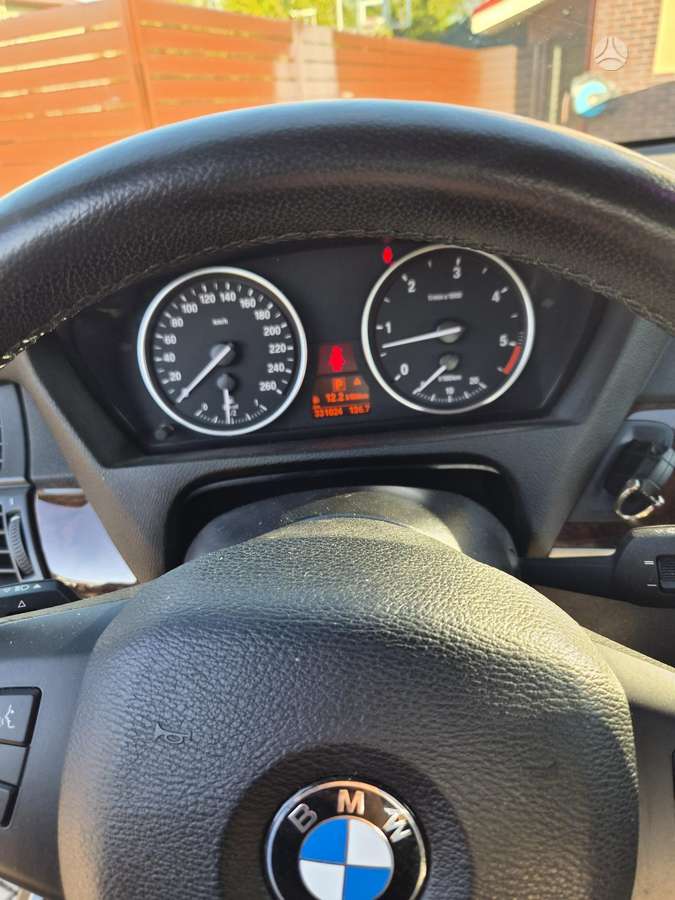 BMW X5 2011 — салон