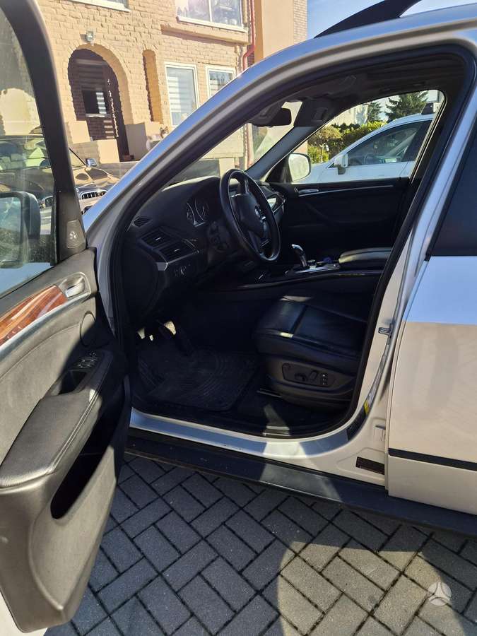 BMW X5 2011 — двигун 3000 cm³, 286 HP (210kW)
